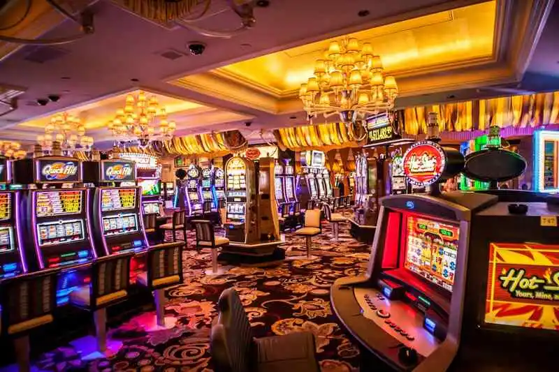 Casinogolv med rader av spelautomater