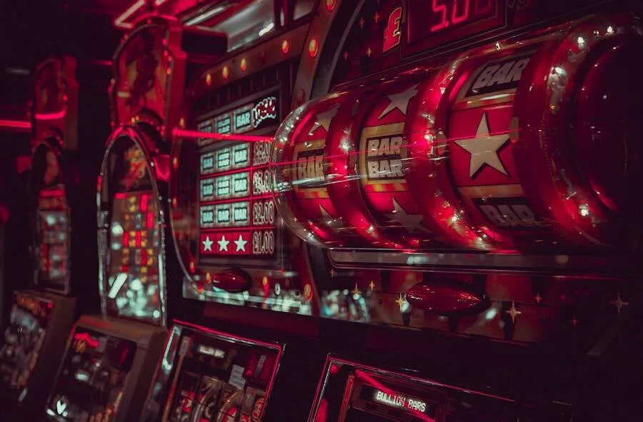 Neonbelysta spelautomater i rött ljus