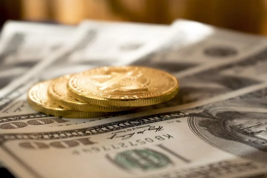 Guldmynt och dollarsedlar